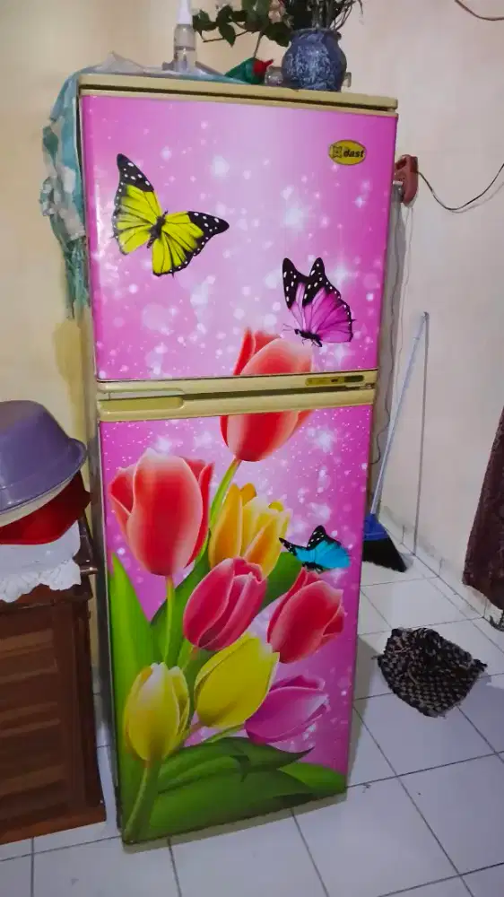 Lemari es 2 pintu merk DAST kondisi normal apa adanya