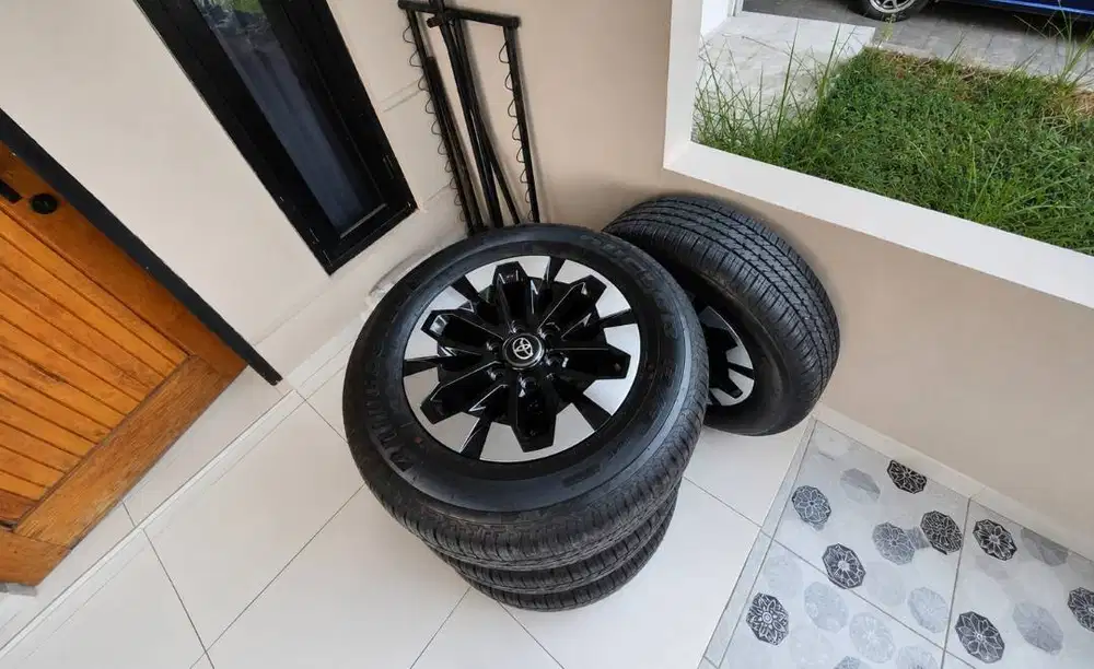 DIJUAL 4 SET VELG + BAN ORIGINAL TOYOTA HILUX TRAVO 2026