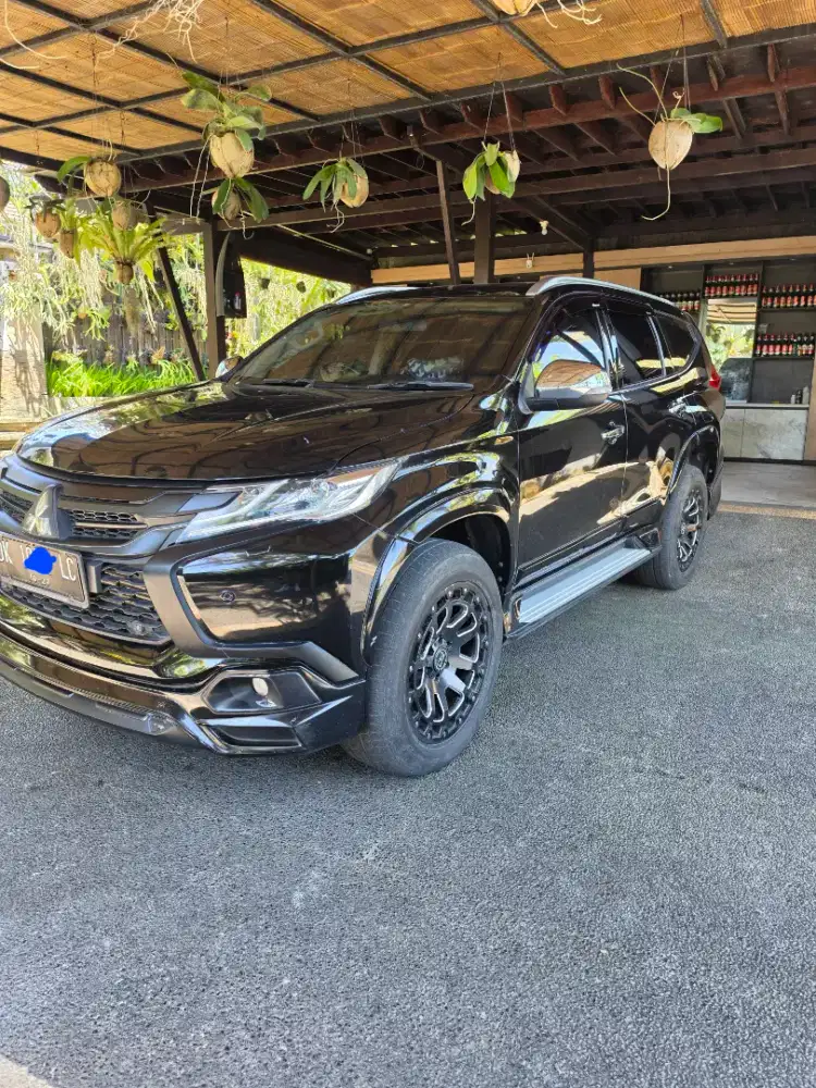 pajero dakar 4 x 2 AT tahun 2017 hitam