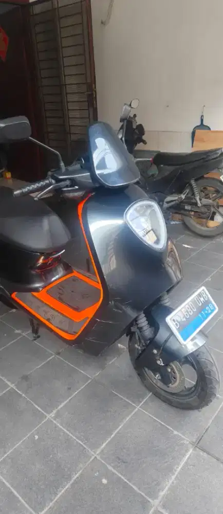 Motor Listrik Yadea G6 Grey / Orange –ODO Low 7rb KM Mulus Siap Pakai!