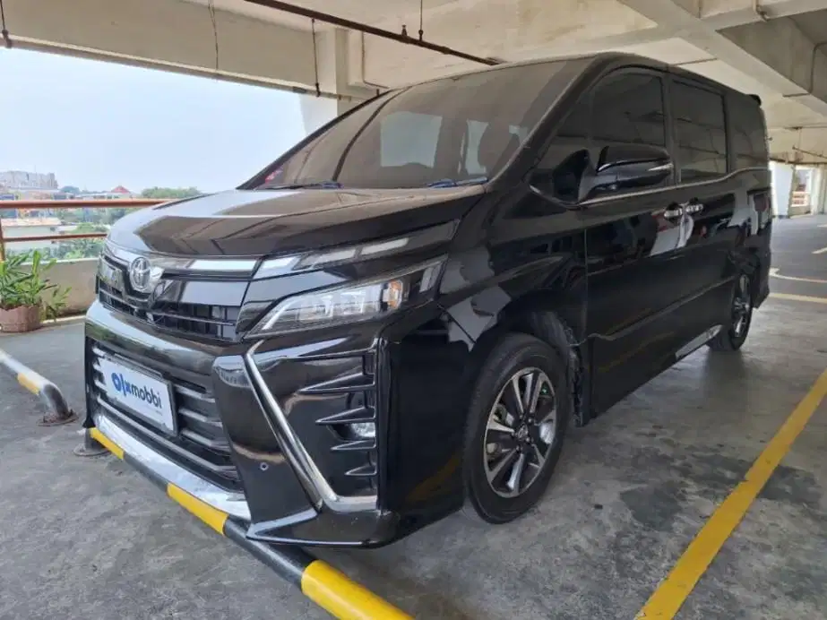 DP RENDAH Toyota Voxy 2.0 Bensin-AT 2017 FYN