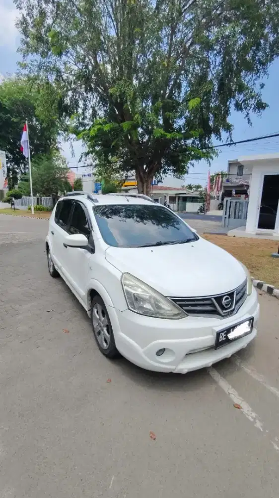 Mobil Nissan Livina X Gear 2 Baris Matic Putih 2014
