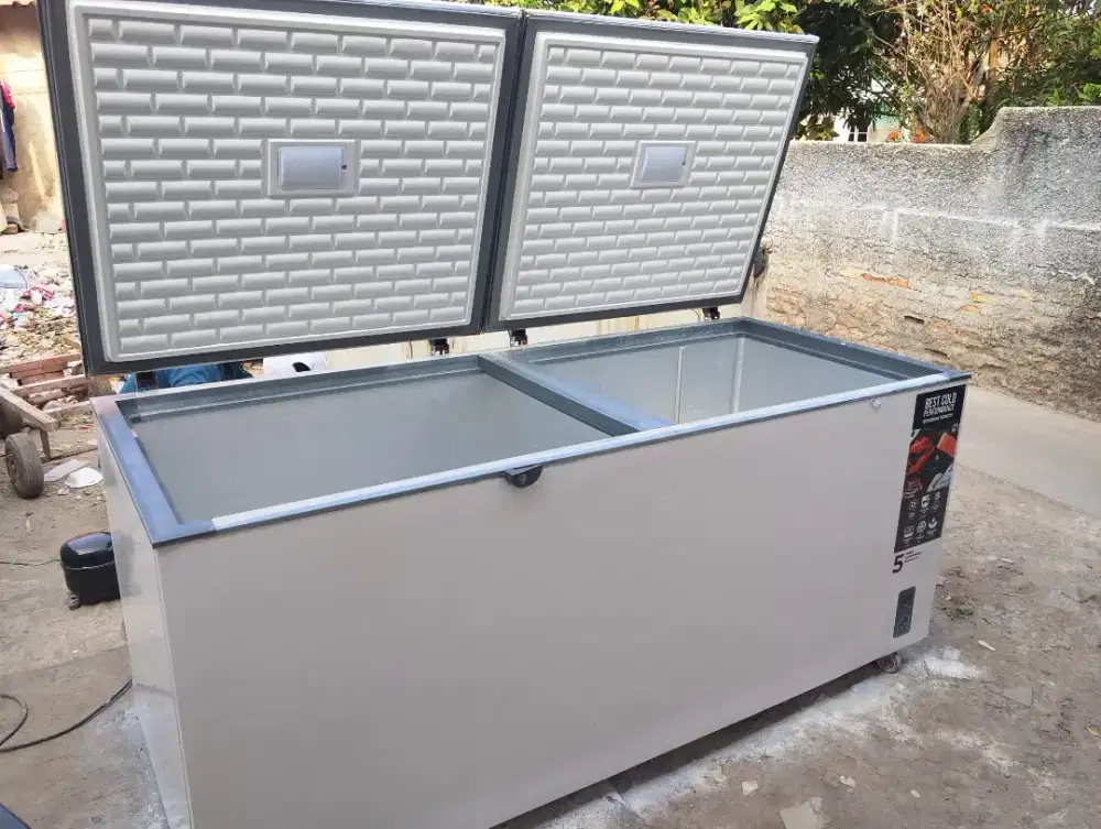 Frezeer box kapasitas 900L merk gea