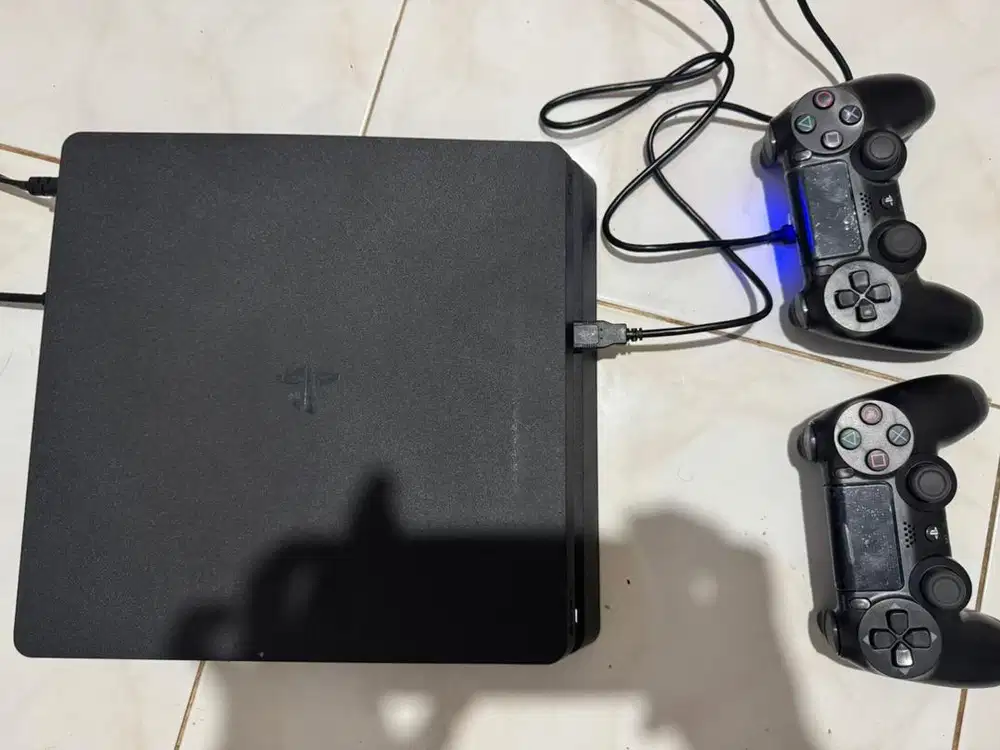 PS4 Slim 1TB + 2 Stick