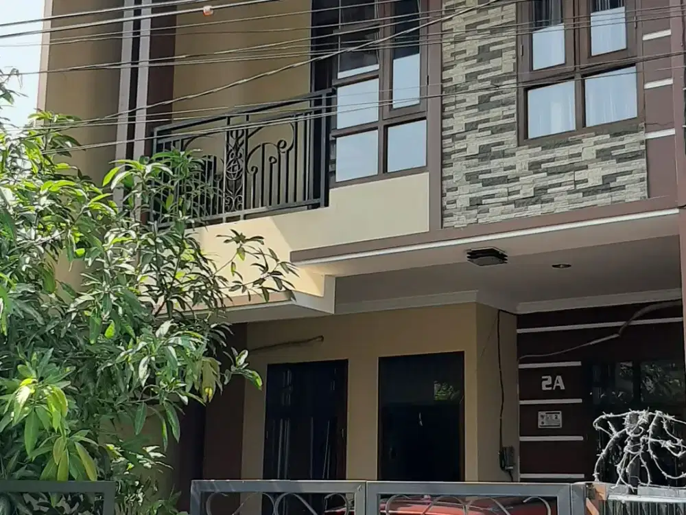 Rumah SHM 2 Lantai 4 Menit ke Stasiun Tanjung Barat Dibantu KPR J-5379