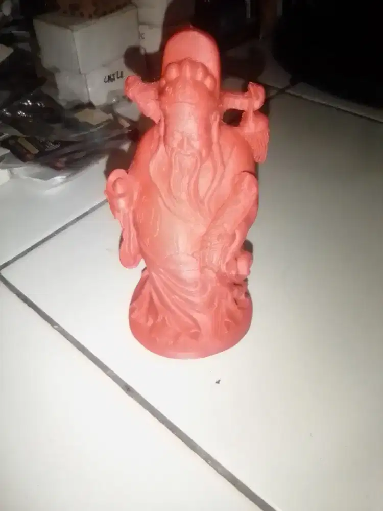 Patung Budha merah