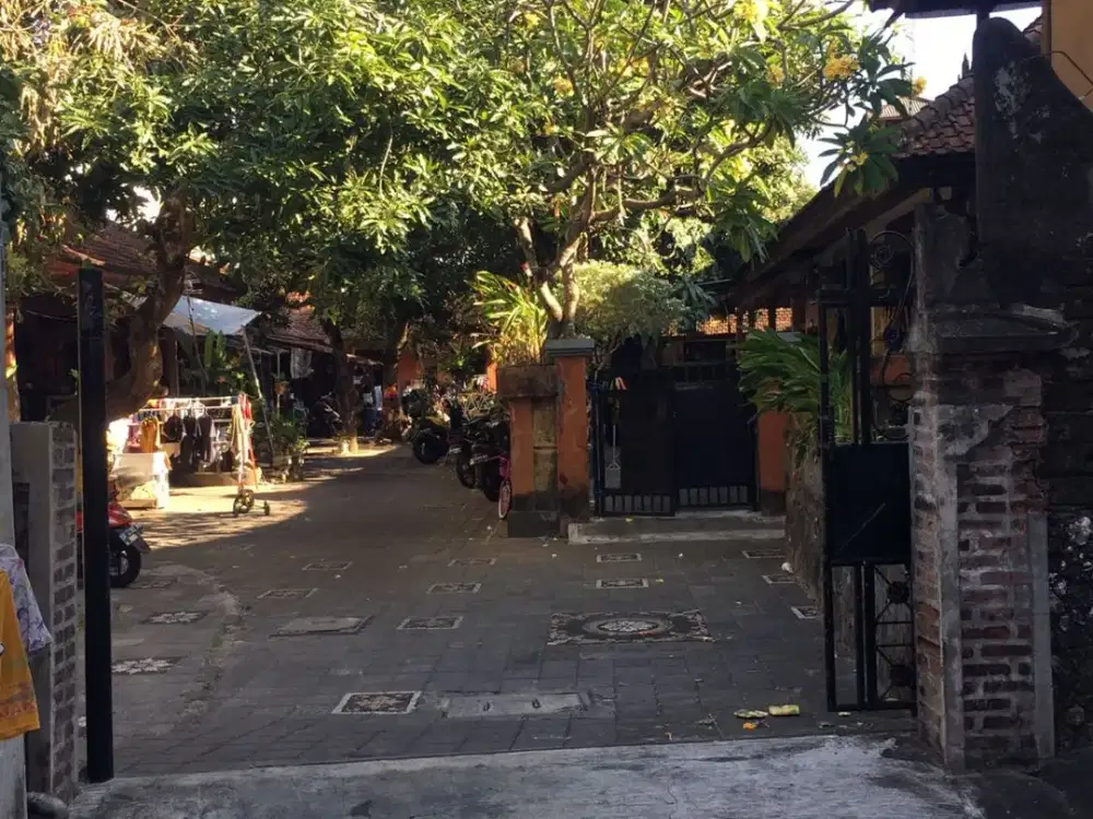 Lokasi Strategis! Dijual Cepat! Tanah Bonus Bangunan Kost Luas 2500 m2 Lokasi di Kuta