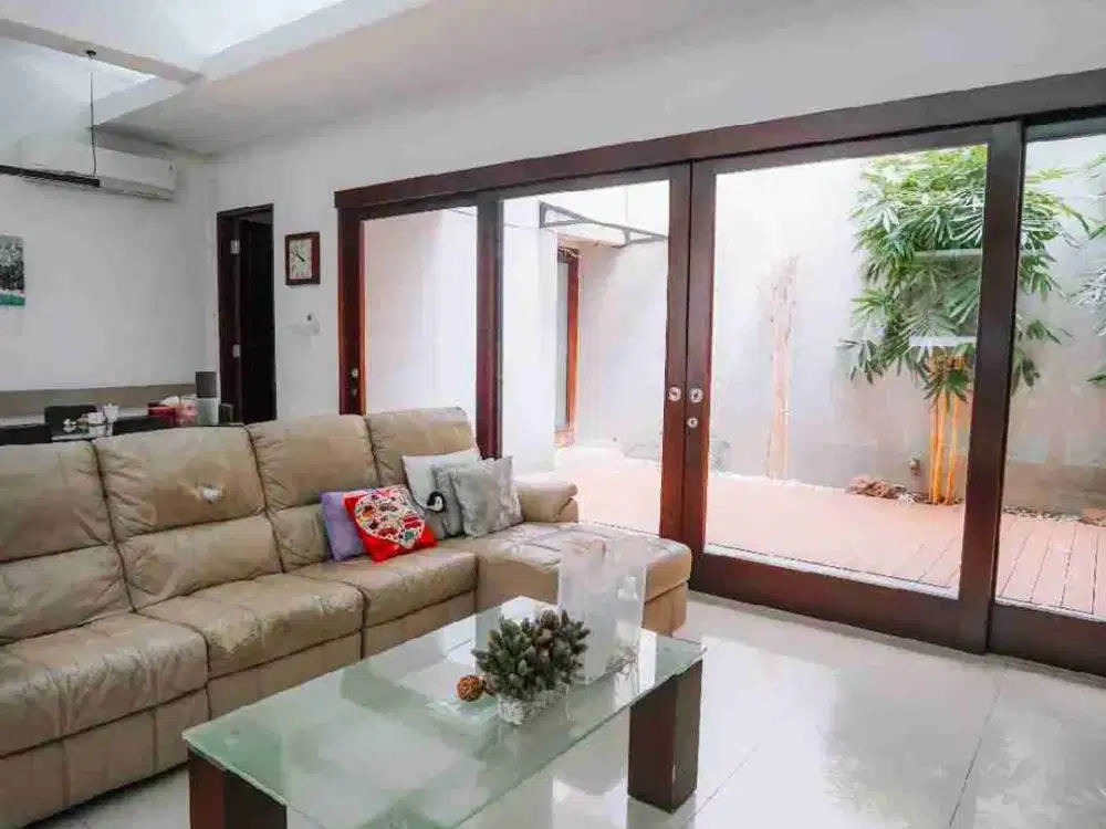 Di Jual  Rumah 2 Lantai di Vila Permata Gading
