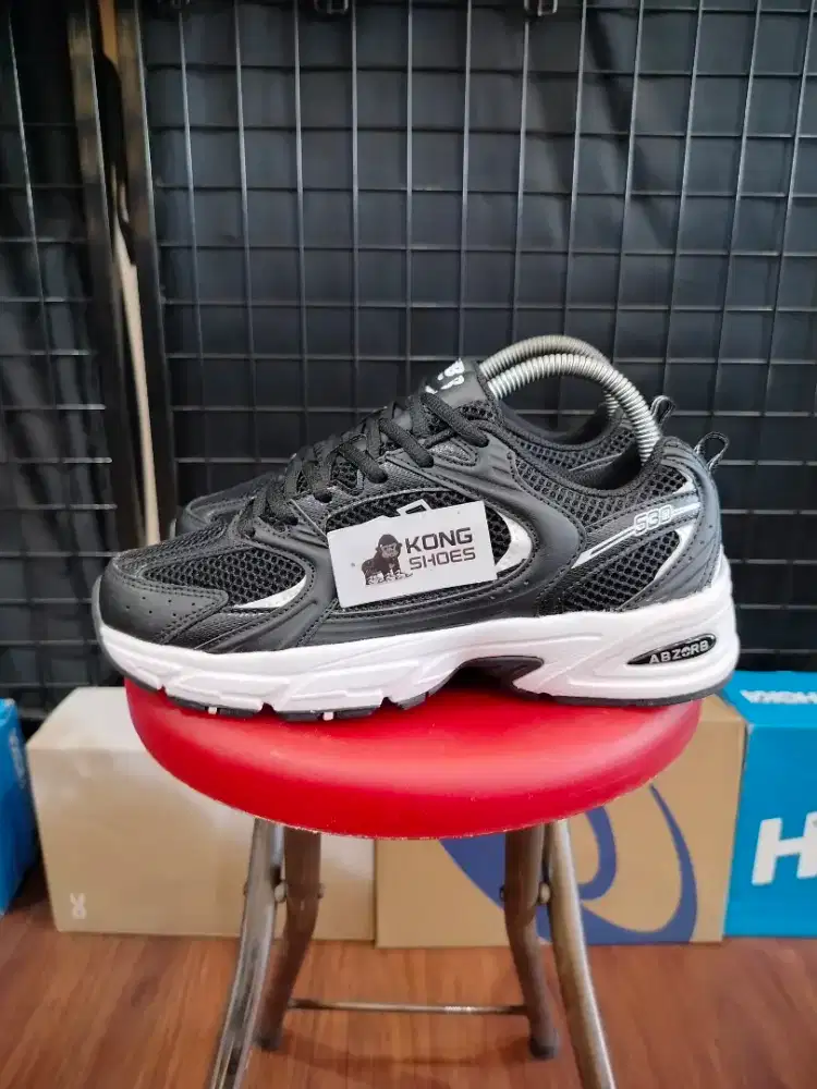 SEPATU NB 530 BLACK WHITE