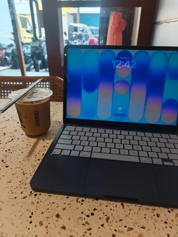 MACBOOK NEO LIKE NEW