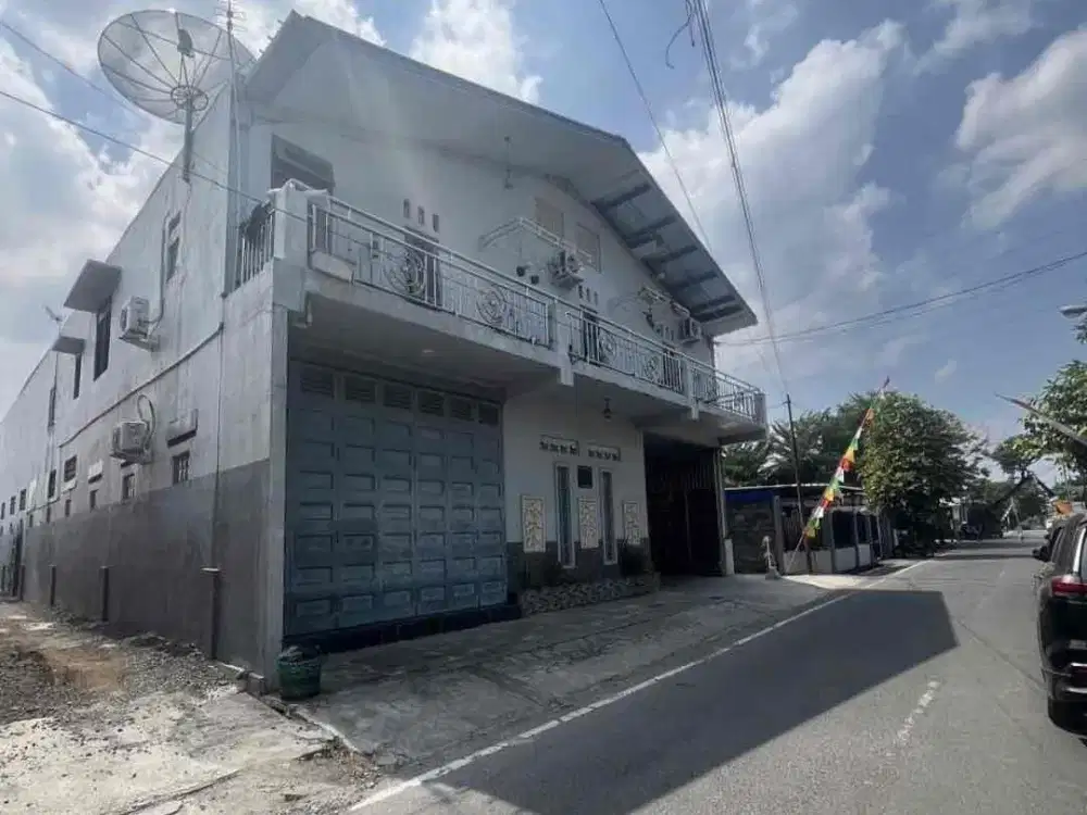 DIJUAL RUMAH SOLO KOTA FULL FURNISH BONUS LAPANGAN FUTSAL AKTIF & STRATEGIS DI PINGGIR JALAN UTAMA
