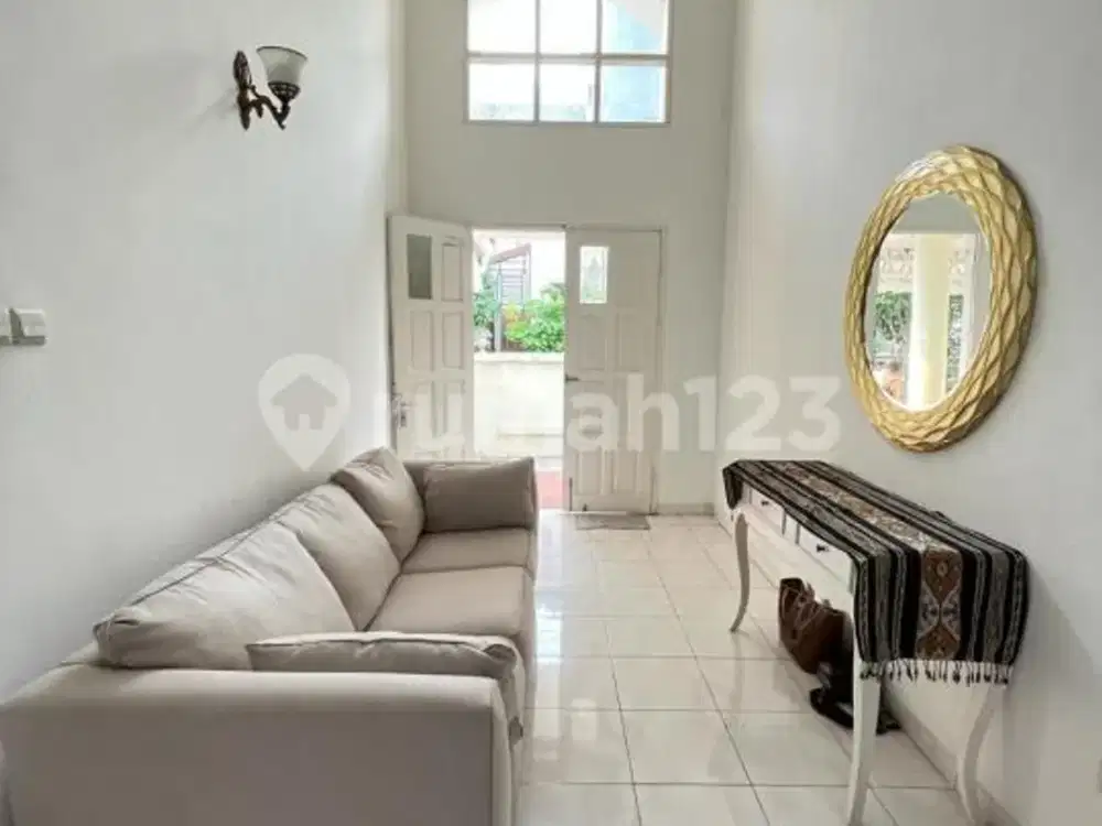Rumah Bagus Semi Furnished di Taman Royal 2 Tangerang, Tangerang
