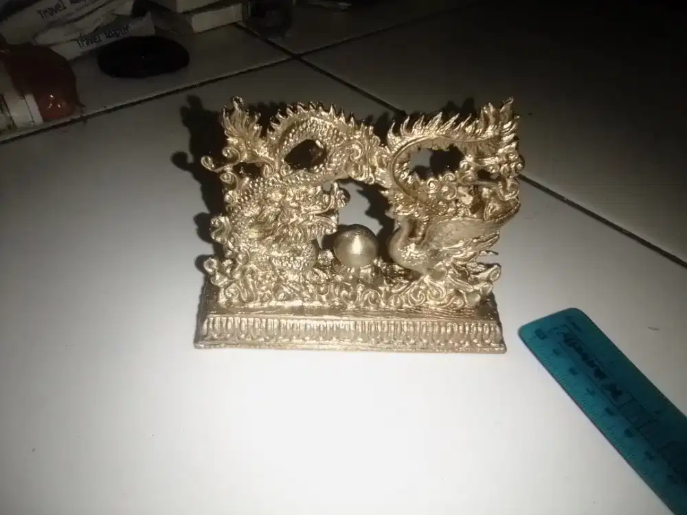 Patung naga burung merak