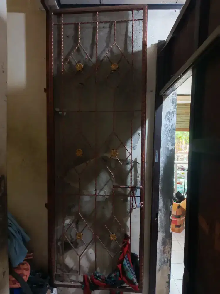 pintu besi nyamuk