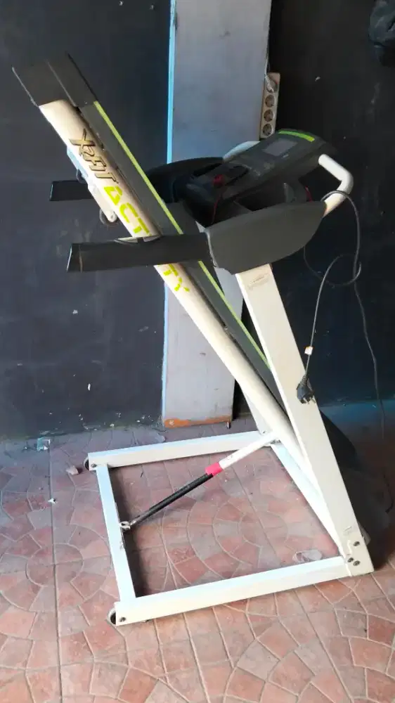 Treadmill elektrik. Alat olahraga fitnes gym. Treadmil