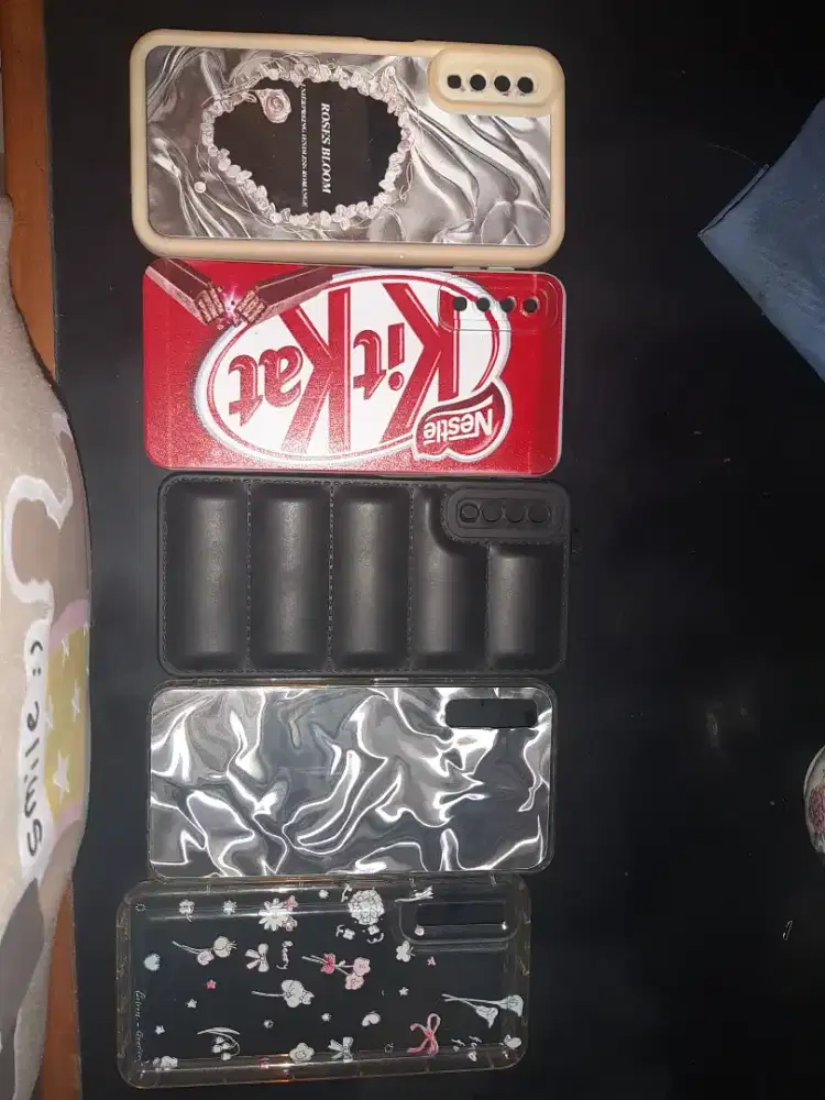 Casing untuk HP Samsung A7 2018  masih bagus dan mulus