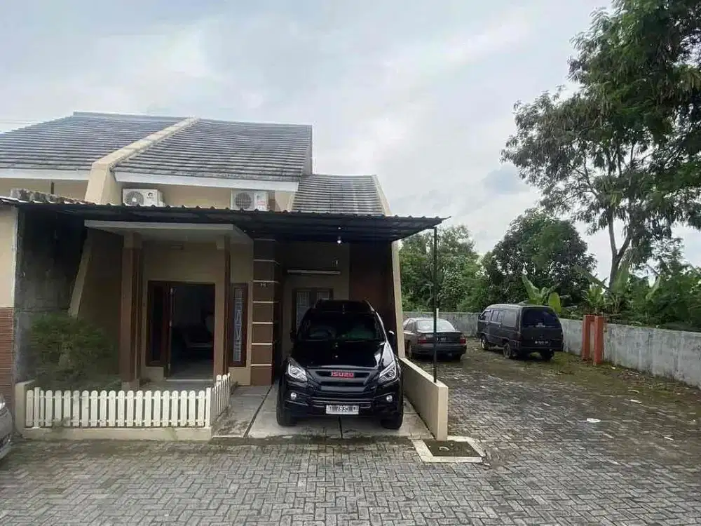DIJUAL RUMAH ISTIMEWA SAMPING FASUM PALING UJUNG UTARA & SEMI FURNISH