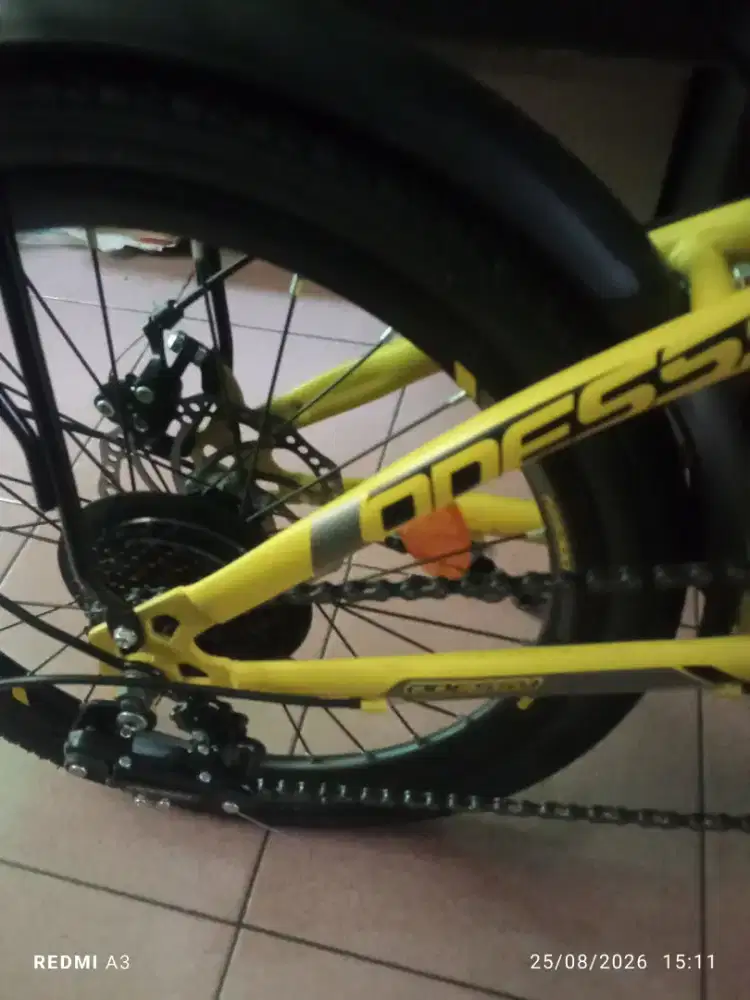 Sepeda Lipat warna kuning 98 % baru