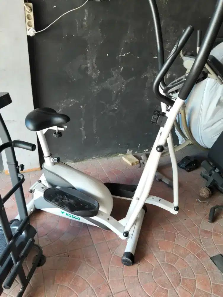 Sepeda statis elliptical. Alat olahraga fitnes gym
