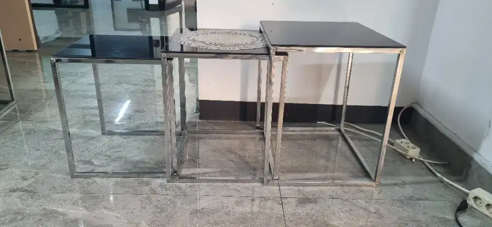 Meja tamu kaca merk informa