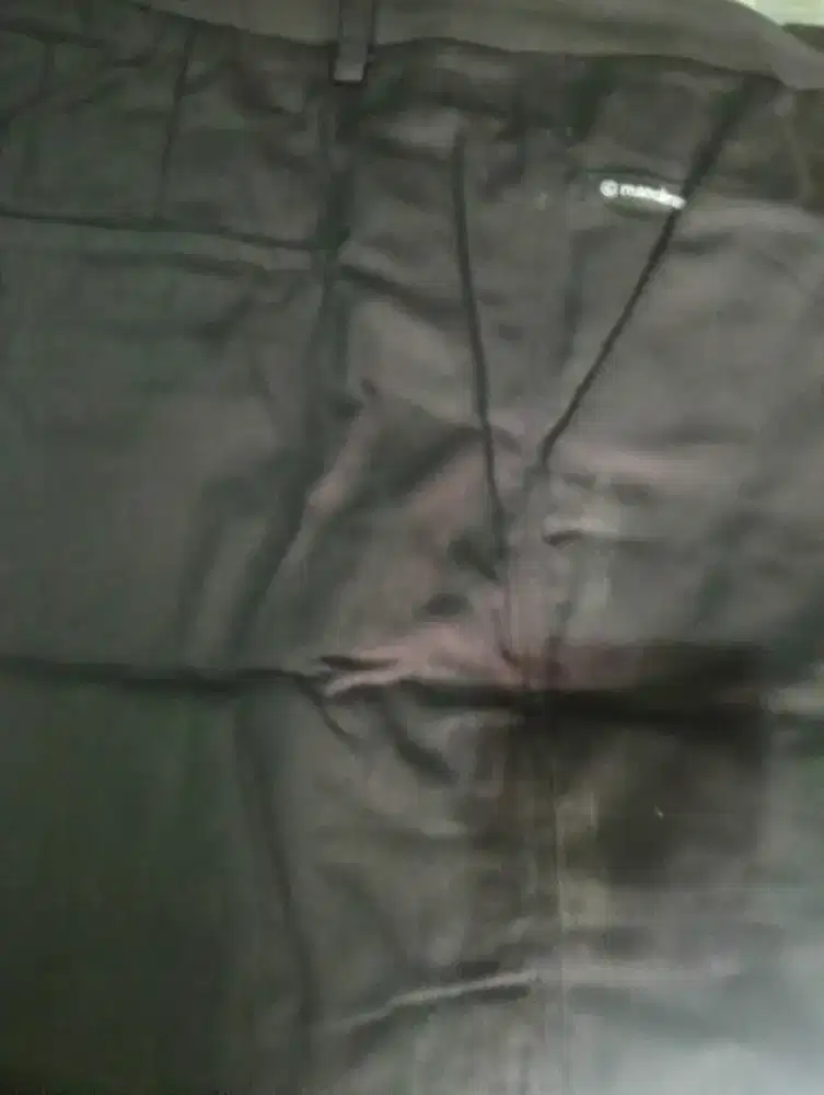 Celana lepis hitam