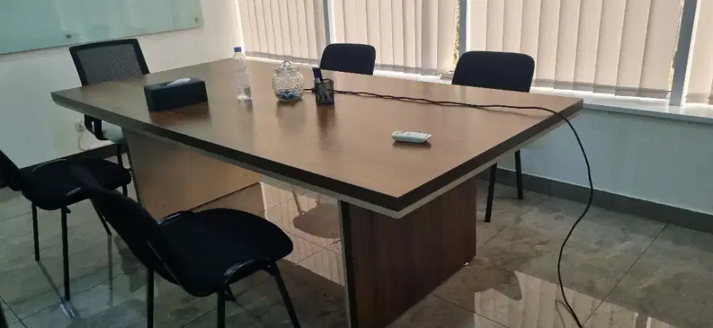 Meja meeting besar merk informa