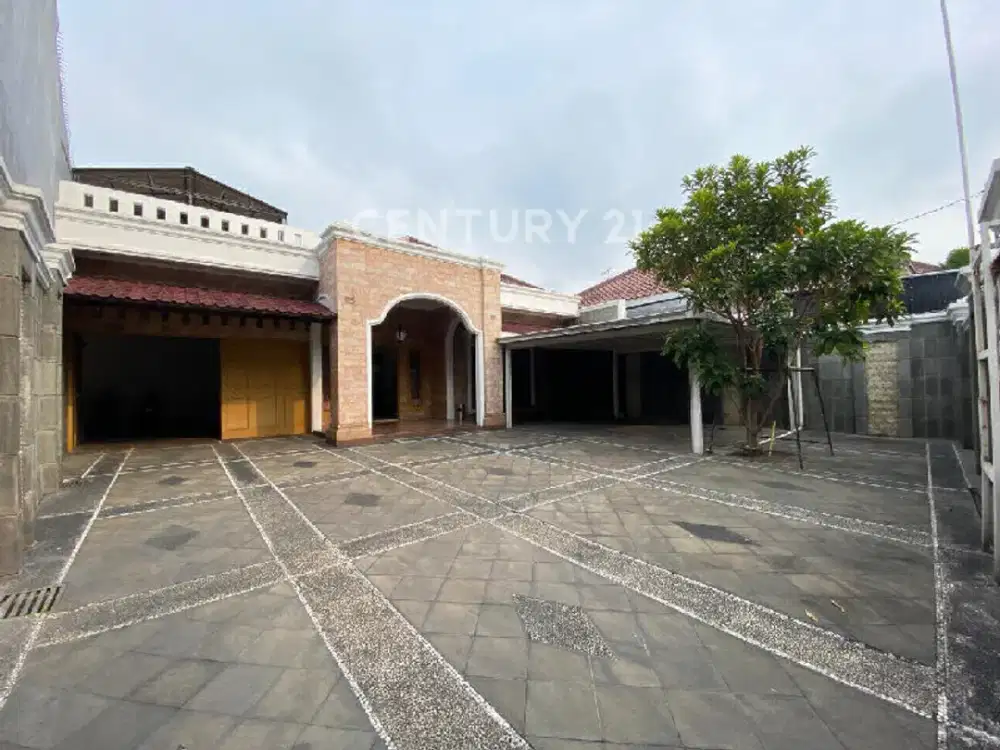 RUMAH BESAR CUKUP UNTUK 3 GENERASI DENGAN LAHAN 909 M² DEKAT TMII