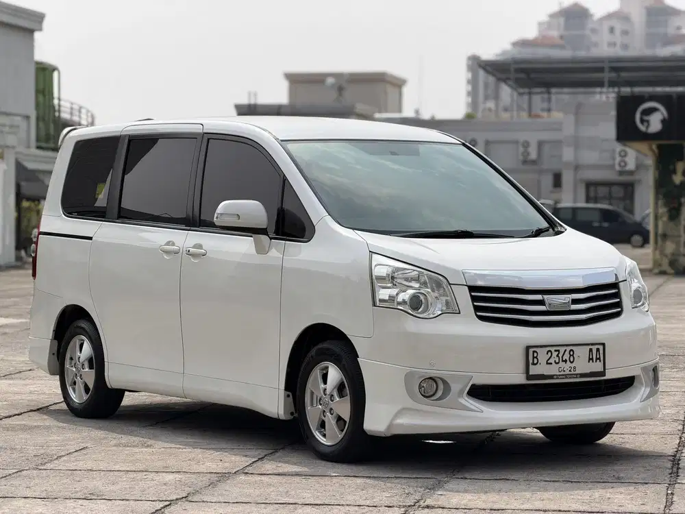 Toyota Nav1 2.0 V AT 2013