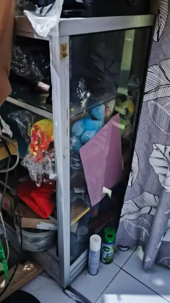 Etalase bekas tanpa tutup kaca