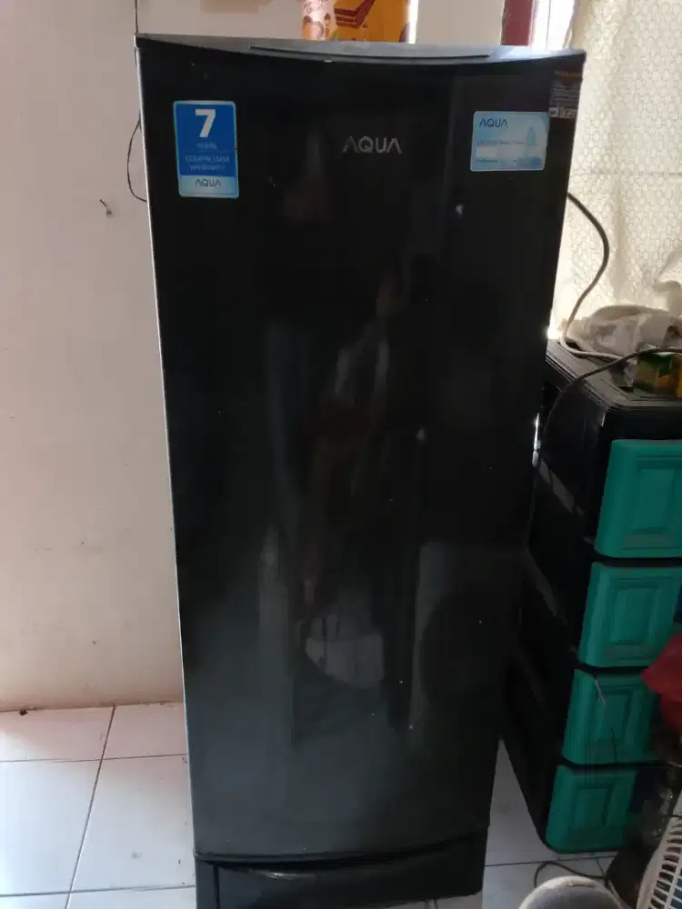 KULKAS LEMARI ES MERK AQUA