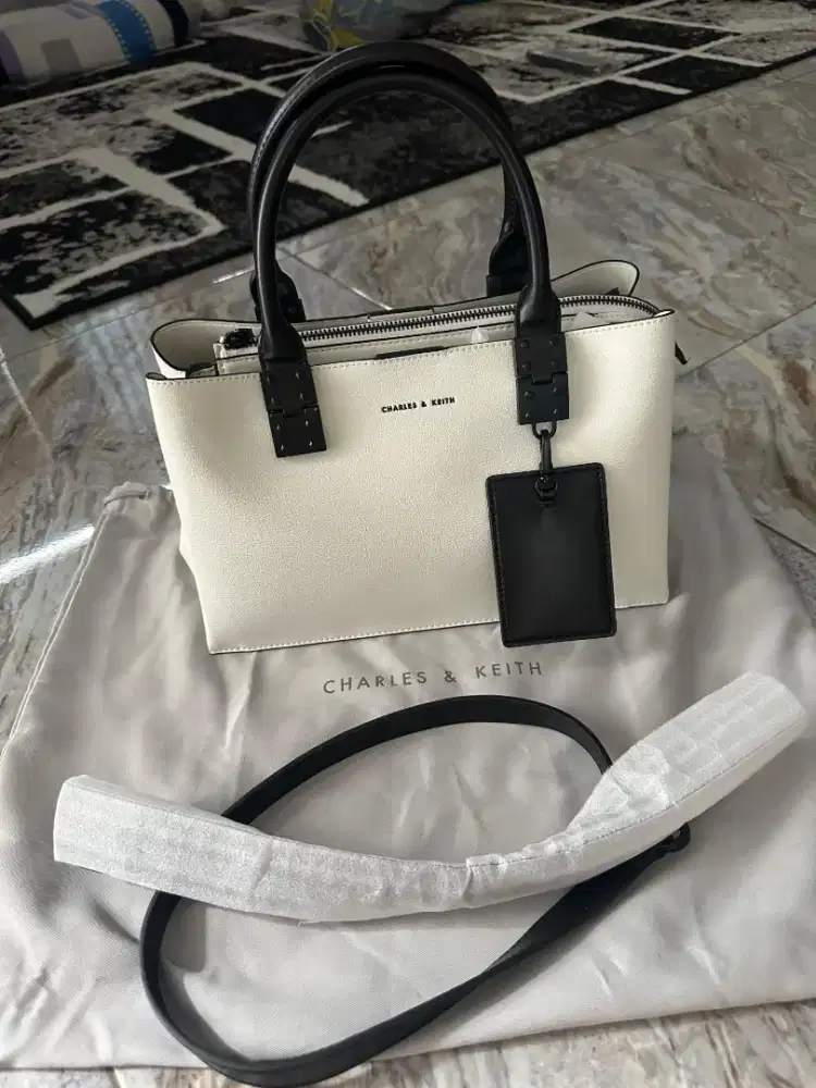 Tas charles & keith 100% seperti baru