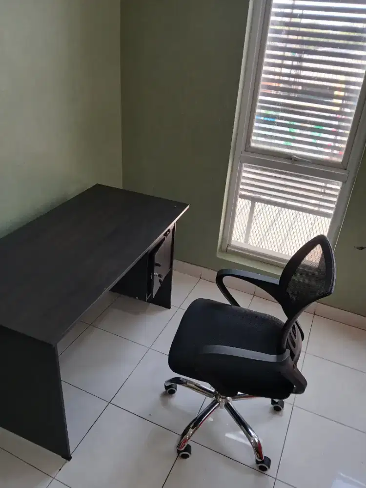 Meja dan kursi kerja