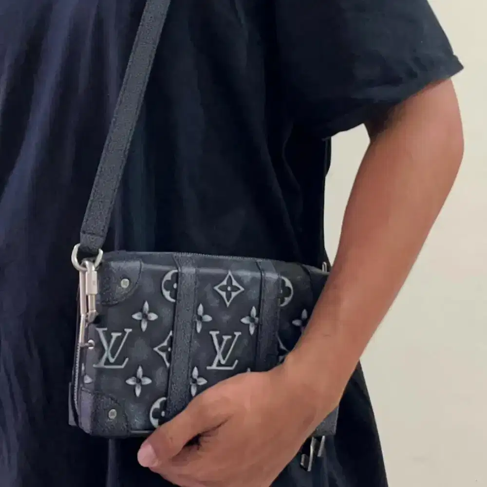 Handbag/slingbag LV