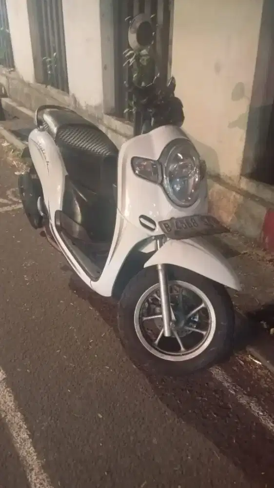 SCOOPY 2018 warna putih