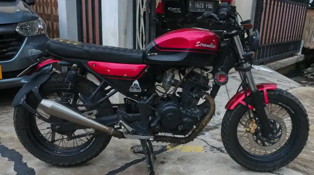 Scrambler Byson merah marun