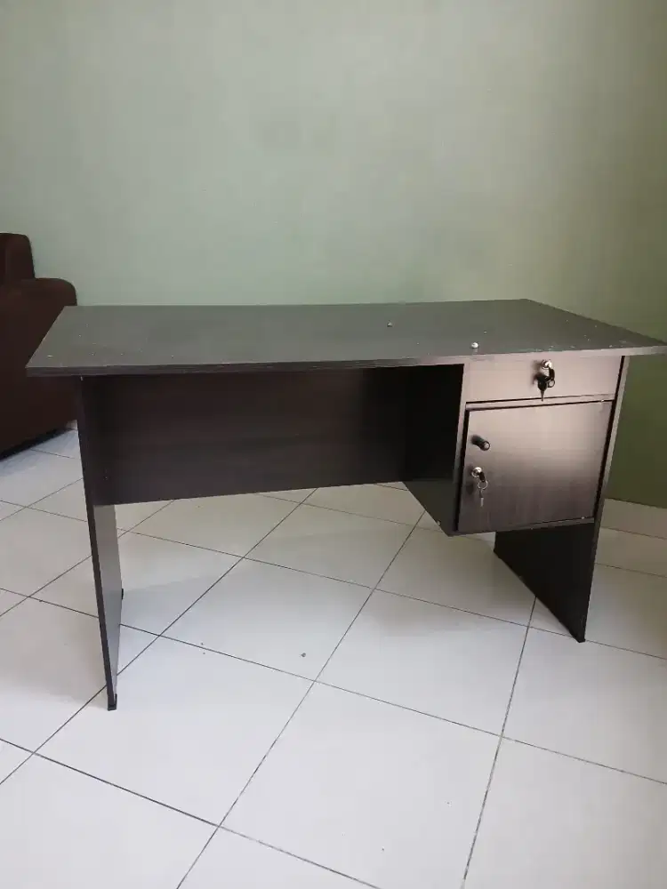 Meja kerja untuk kantor