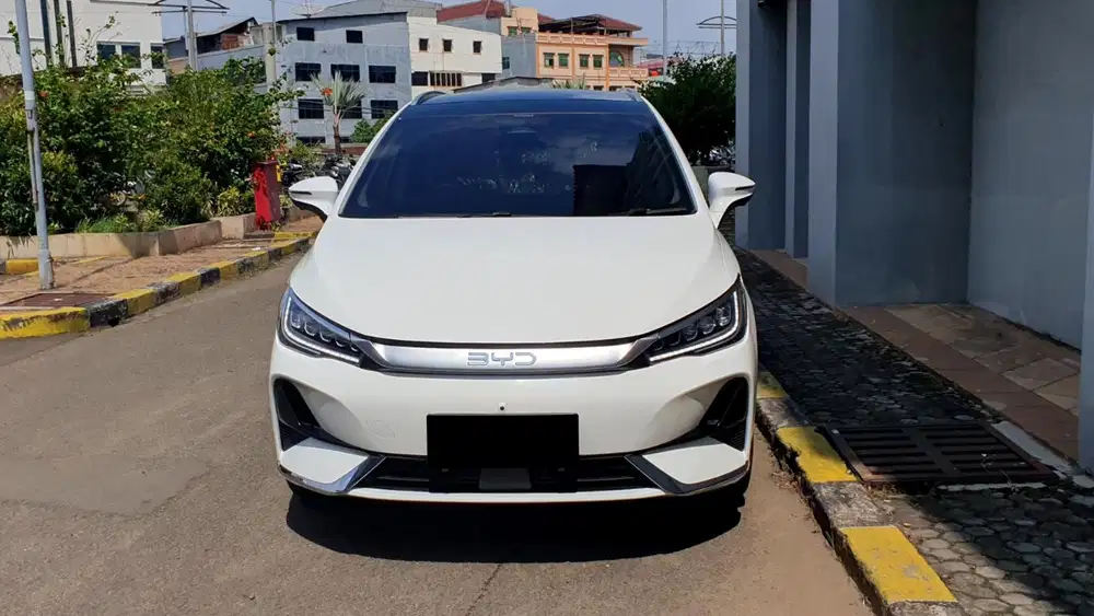Byd m6 superior captain 6 seater 2025 putih