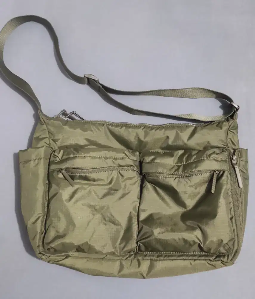 Tas Bahu Uniqlo