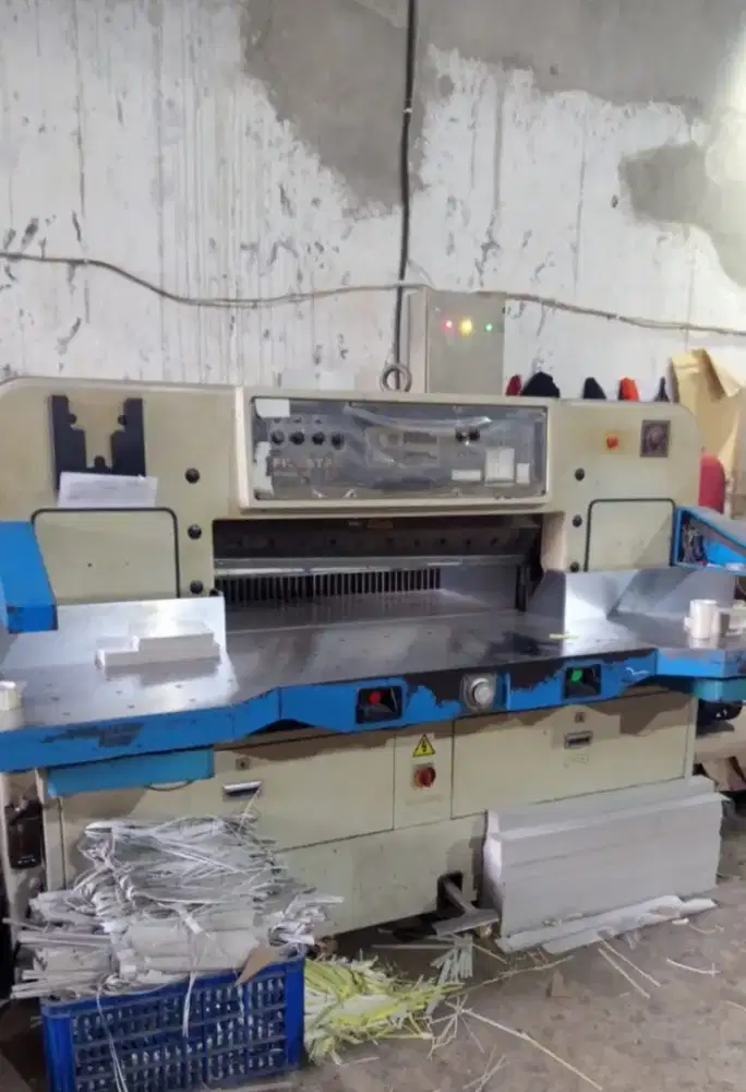 Mesin potong kertas merk polar