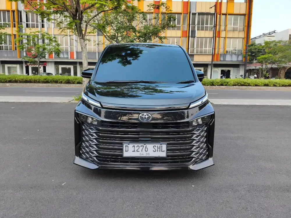 Toyota voxy 2.0 matic 2023 Hitam