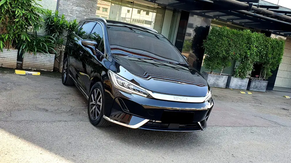 Byd m6 superior captain 6 seater 2025 hitam