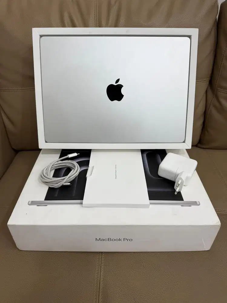 Macbook Pro M5 14inch 16/1TB Ibox, Silver