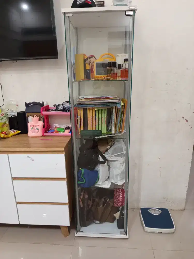 Lemari rak kaca informa