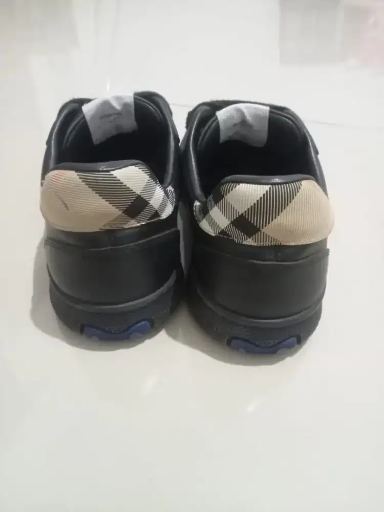 sepatu pria Burberry