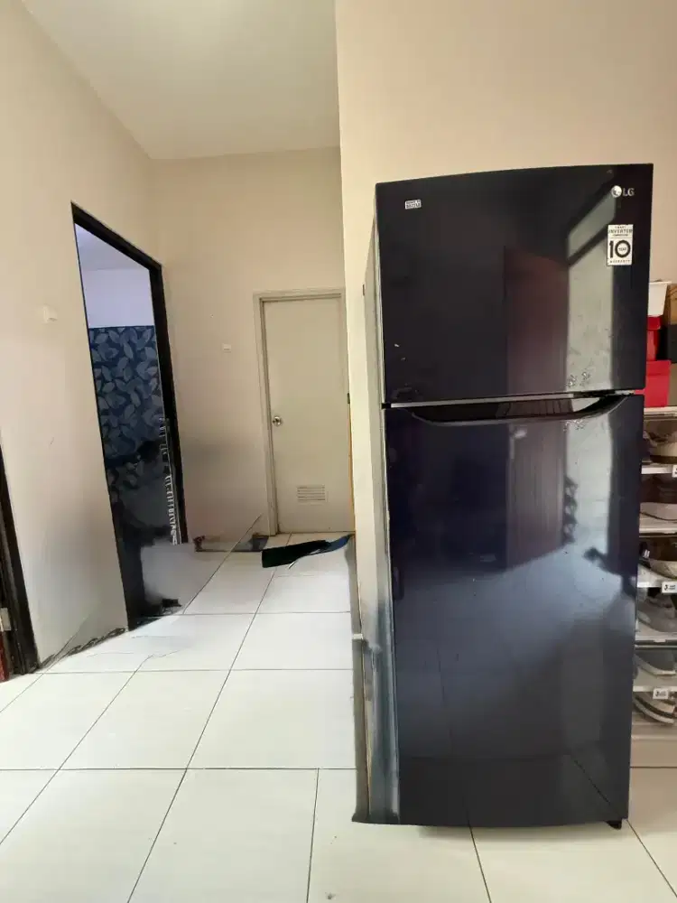 Kulkas 2 pintu, Mesin Cuci, Meja Makan Jati, Rak Piring dan Bonus Bed