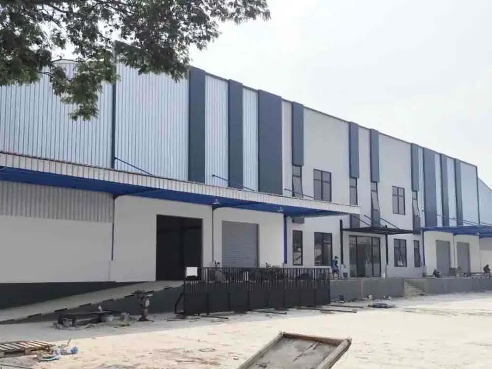 Di Sewa pabrik / gudang baru ada loading dock luas 1,5 hektar bangunan 9.600 m2 dalam kawasan industri delta silicon cikarang