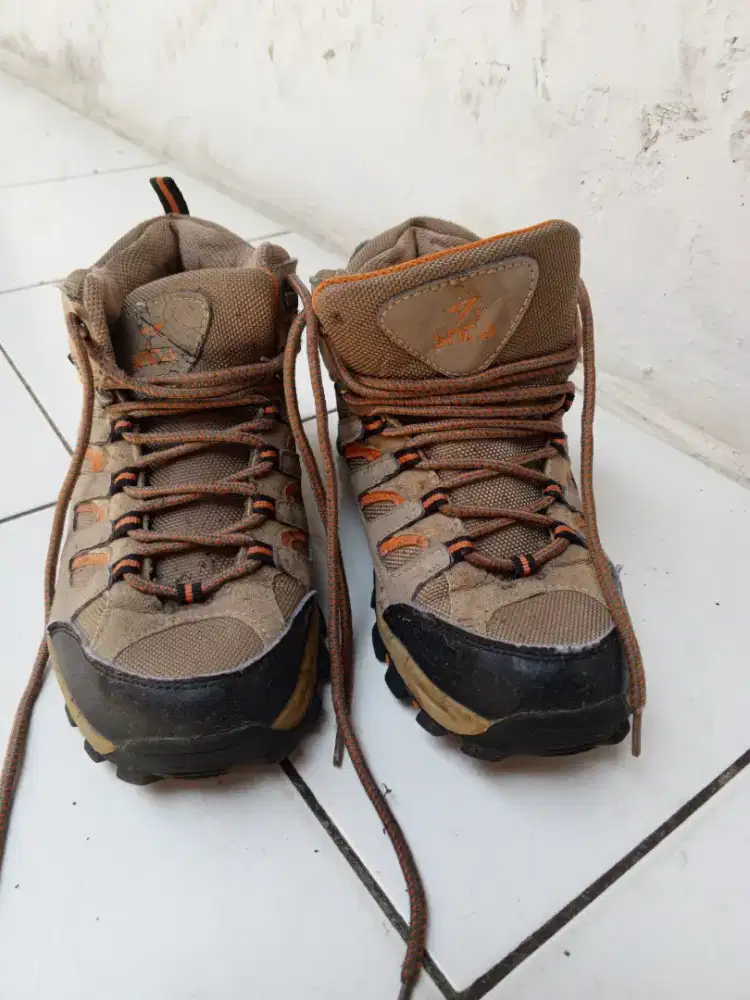 Sepatu Gunung Snta