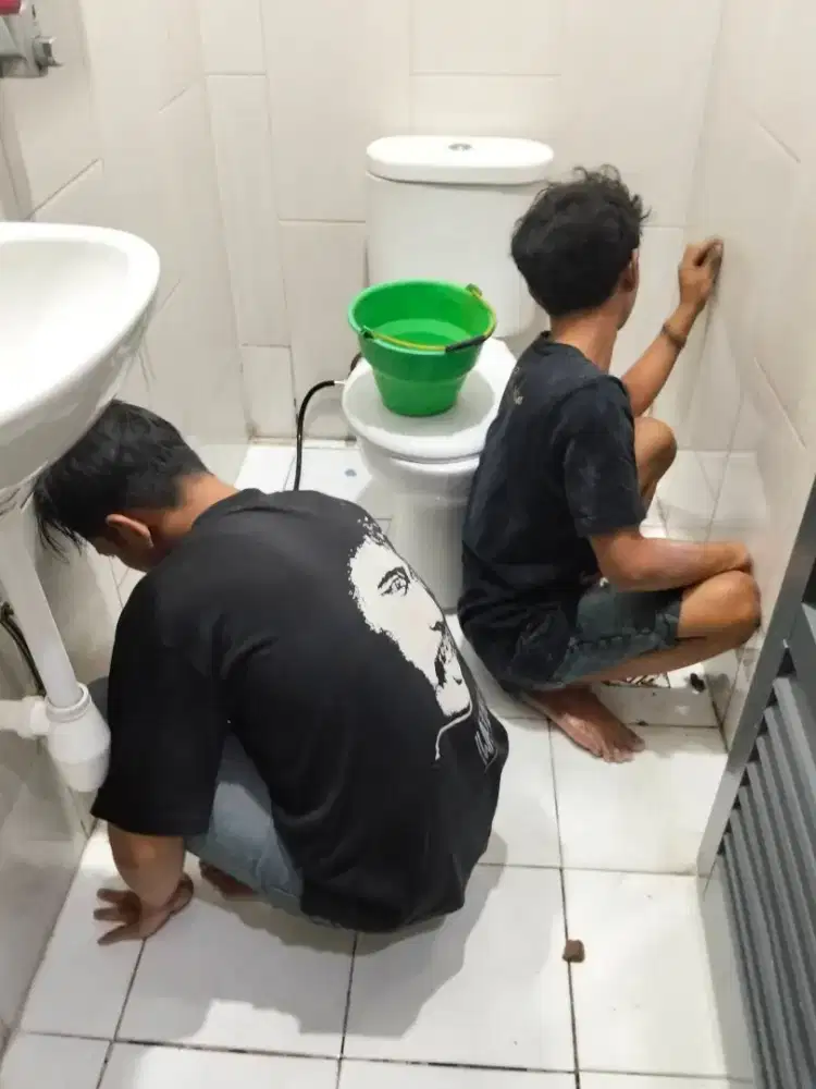kebersihan kamar mandi dan poles lantai