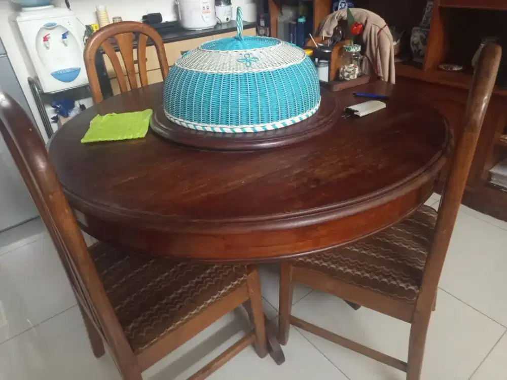 Meja makan bundar kayu jati tua