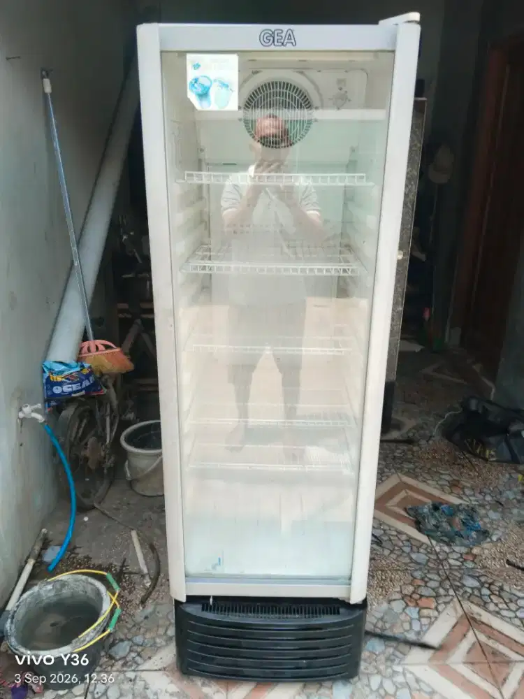 Di jual cepat showcase gea 5 rak plus antar